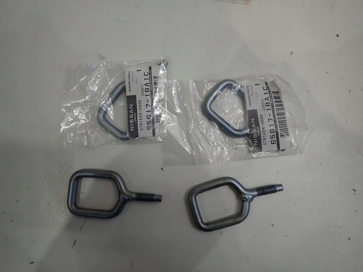 RYGIEL DER KÜHLERGRILL NISSAN GTR 370Z 65617-1BA1C