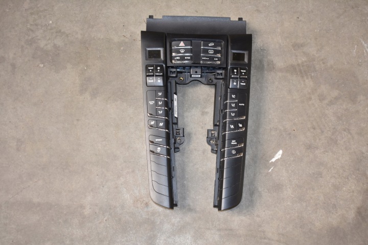 IDEALNY PANEL MULTIMEDIALNY PORSCHE MACAN 1