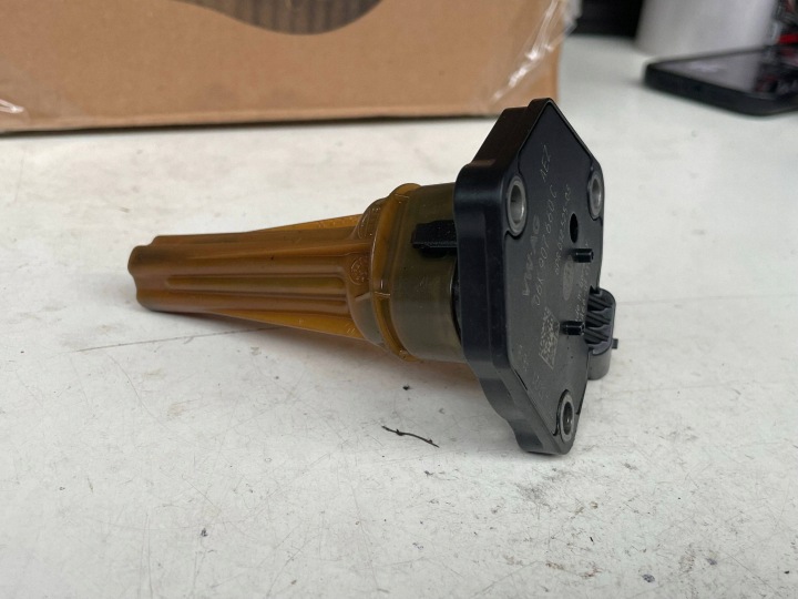 sensor of the level oil SEAT ARONA 06K907660C @M