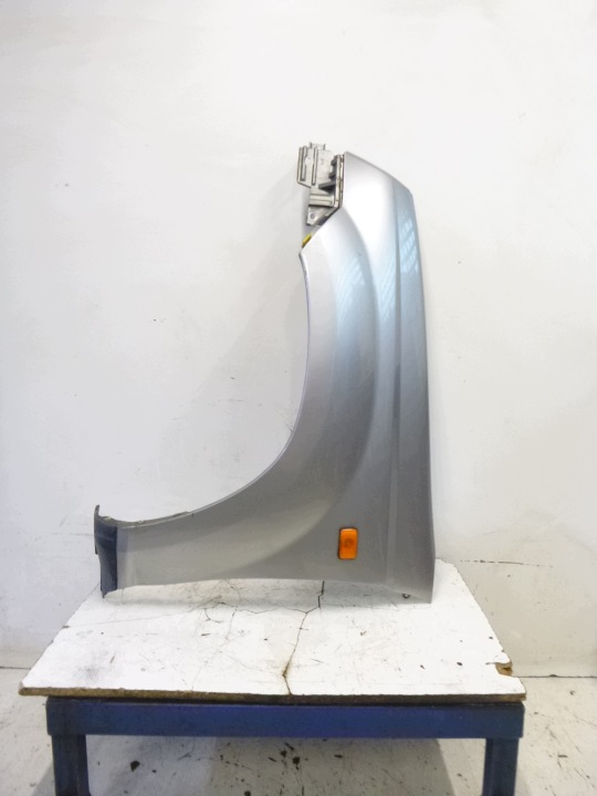 fender front left Nissan X-Trail T30 Kod KX4 Srebrny 2001–2007