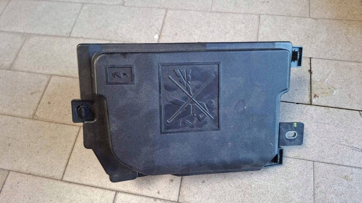 Kasten der Sicherungen Dacia Bigster Clio IV 284B81153R