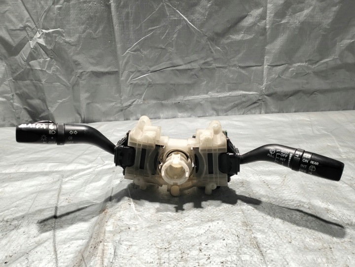 Commodo essuie glace Essuie glaces KIERUNKOWSKAZY Mazda 6 GJ5J17D325