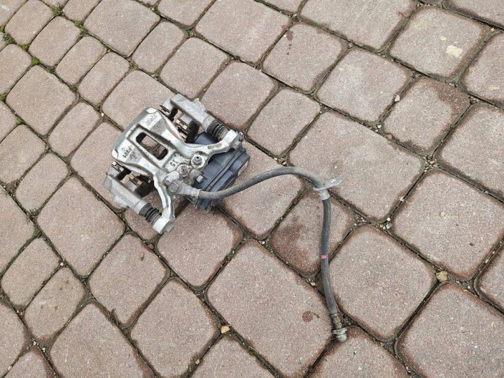 46310-F4011 třmen záď zadní pravý levý brzdový Toyota Corolla E210 E21