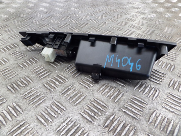 Przyciski of the window rear part left side Nissan Qashqai 2 829614EA0AX