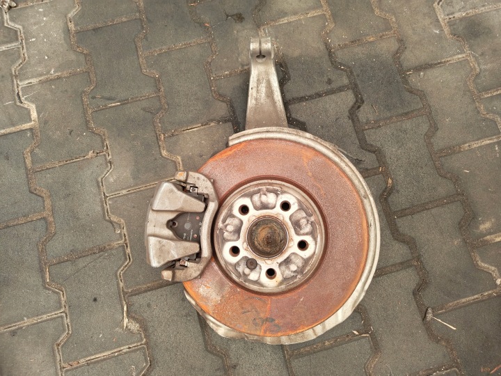 BMW 5 G30 right swing disc caliper 6884386