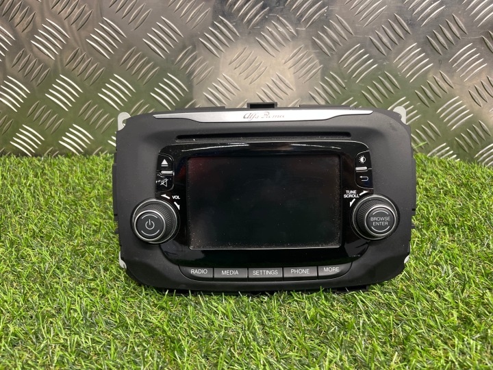 RADIO industrial Z WYSWIETLACZEM ALFA ROMEO GIULIETTA 01561086970