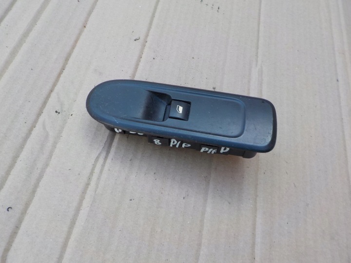 Bouton Vitres Droite Avant peugeot 308 et T7 2009r