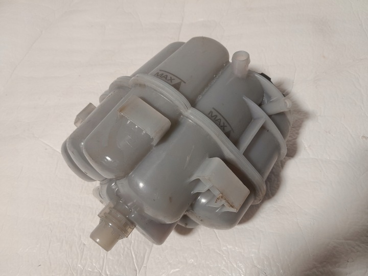 AUDI A4 B9 Ausdehnungsbehälter 8W1121405E