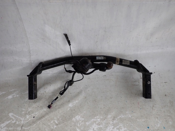AUDI Q5 and 1 8R0800495D 08-16 tow