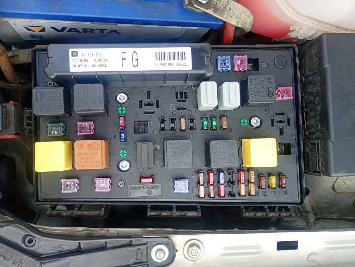 modul Skrinka poistiek Opel Astra H 04-10 1.6 16V OE 13191130