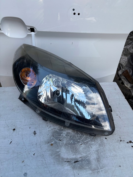 Feux phare Avant Droit Dacia Sandero et Europa stan bdb