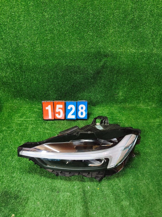 REFLEKTOR Gauche Avant VOLVO XC60 II MID LED SREBRNA NR.1528