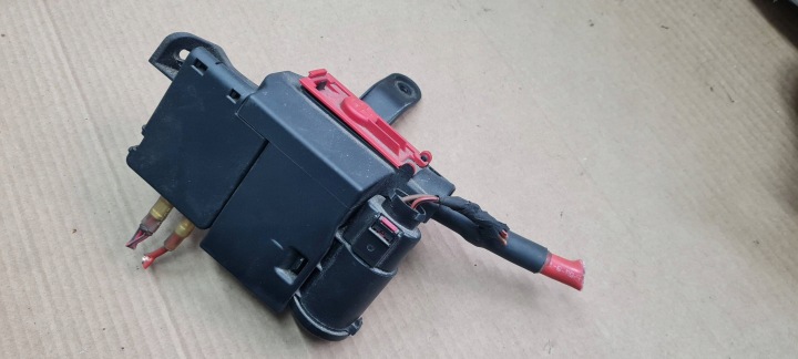 A4 B9 8W ROZDZIELACZ PRADU Gehäuse 8W0941823 8W0941824AN A5 8W