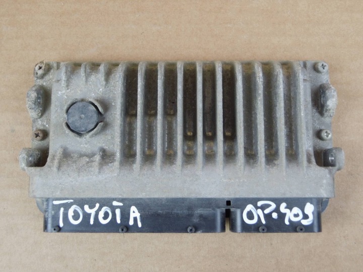 Toyota Yaris III 1.3 benzin modul computer bedienteil des motors 89661-0DL00