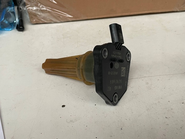 sensor of the level oil AUDI Q2 - 04C907660A @M