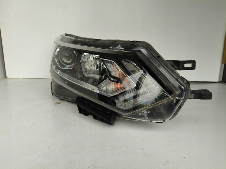 light right REFLEKTOR NISSAN QASHQAI 17- LIFT LED