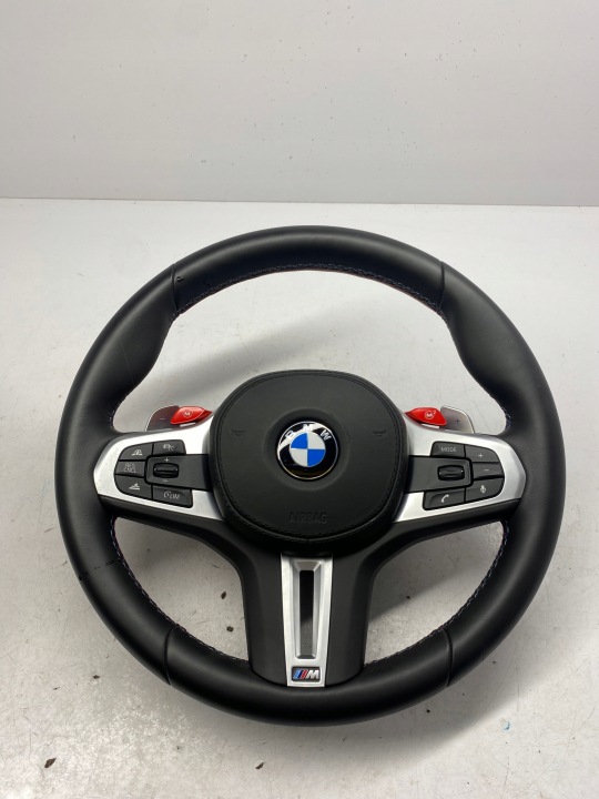 BMW M5 F90 volant s radením airbag