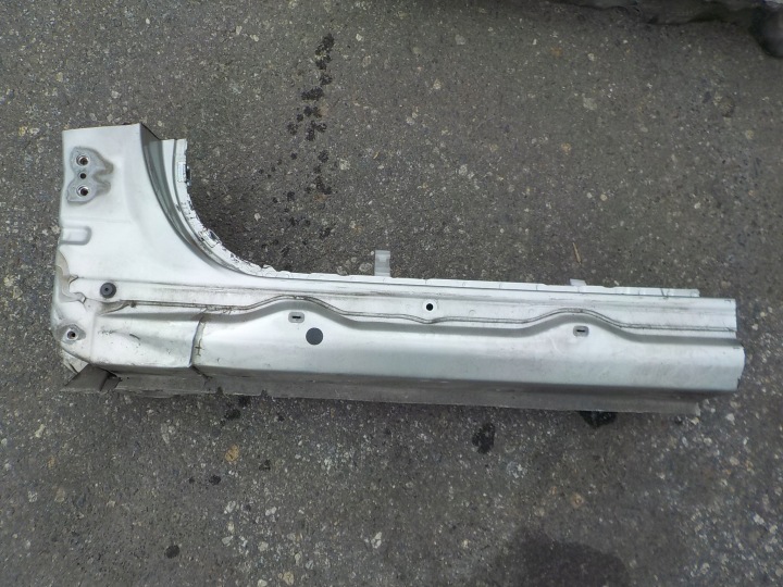 threshold left toyota avensis T25 lift 2008r