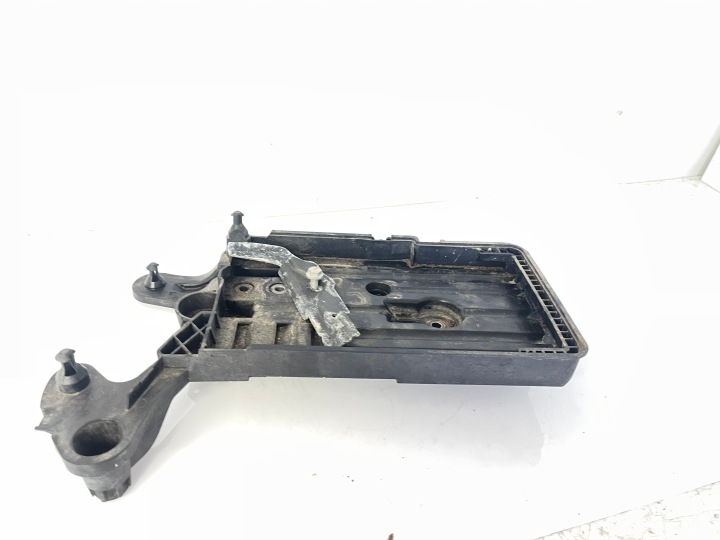 držiak akumulátora VW AUDI SKODA 5Q0915321G 5Q0915331H