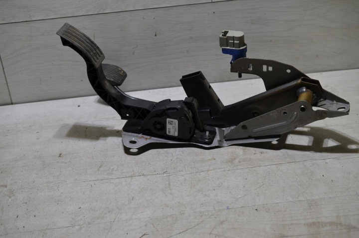 plynový pedál brzdy Volvo V40 II lift