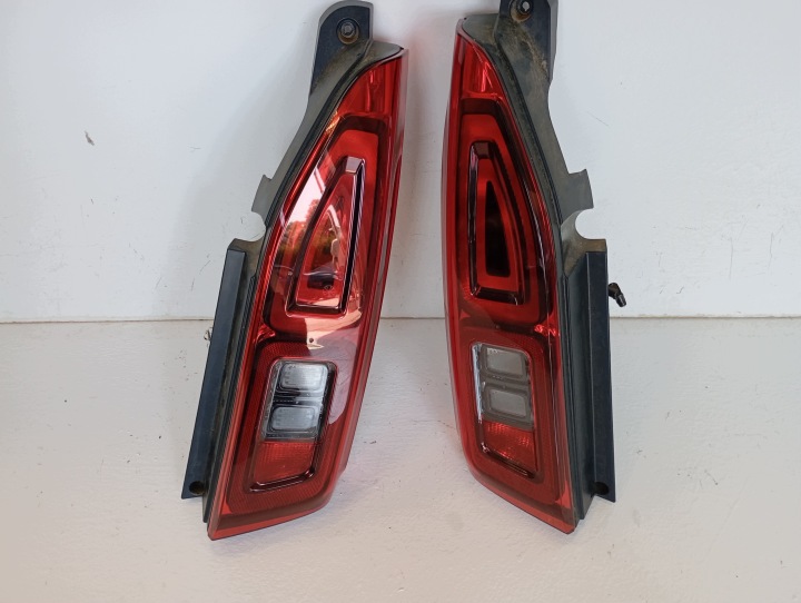 Licht PEUGEOT RIFTER COMBO BERLINGO unter KLAPE 9820555080 9819649280 hinten