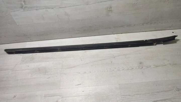 Audi TT 8J 13r 2.0tdi predok strana pravá lišta zgarniejaca