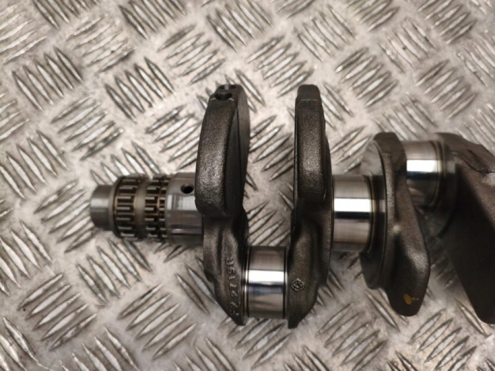 122018068R Renault Clio V 2023 kampiakseli 10
