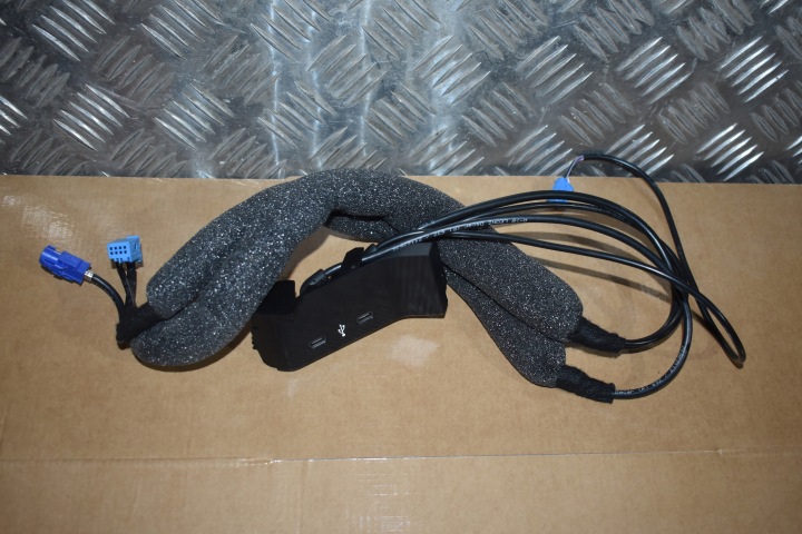 IDEALNE GNIZADO USB MERCEDES W167 LIFT 24R. 1