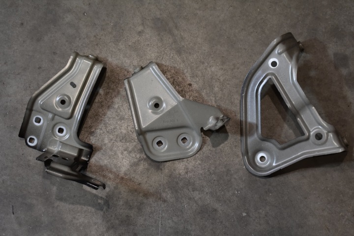 perfect condition console holder of a fender front front right BMW G70 1