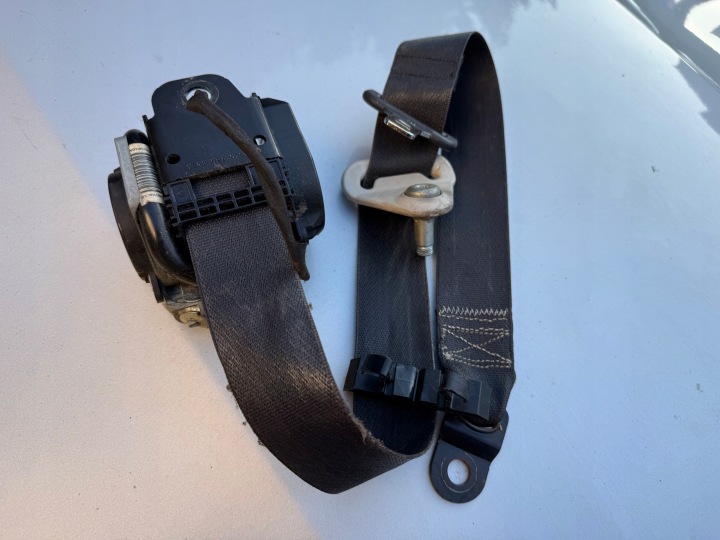 ceinture de sécurité droite avant JEEP COMPASS et 06-16R LIFT 605884104H