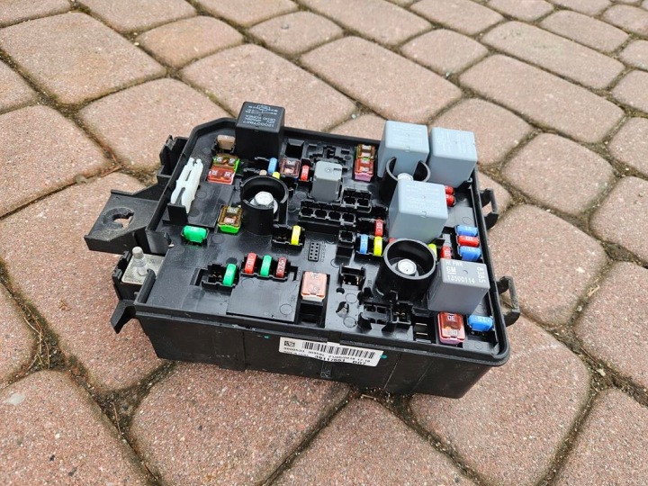 Kasten der Sicherungen 1.2 1.4 BSI EUROPA Opel Corsa E 39117551