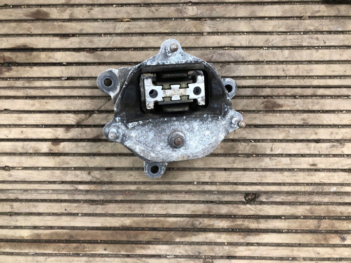 AUDI A4 B8 A5 Stütze getriebehalter getriebestütze getriebelager 8K0399151