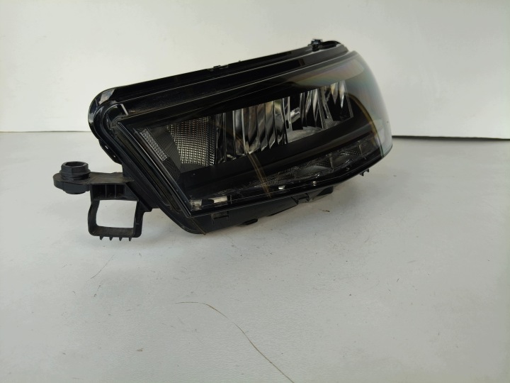 feu gauche REFLEKTOR SKODA FABIA IV 4 6VA 20- LED