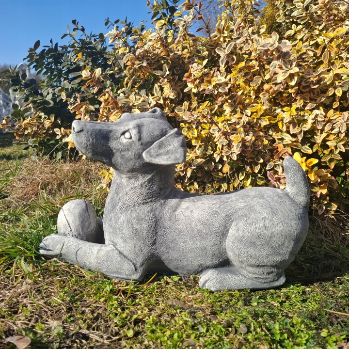 Figurka Pes Jack Russell figurky z betonu pes s míčem zahradní ozdoba