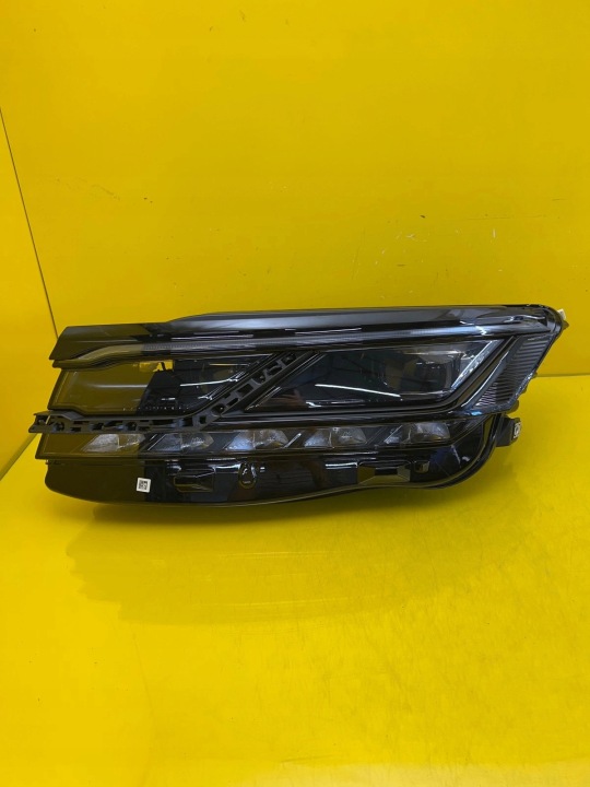 far lijeva VW Touareg III 3 19- Full Led 761941081A