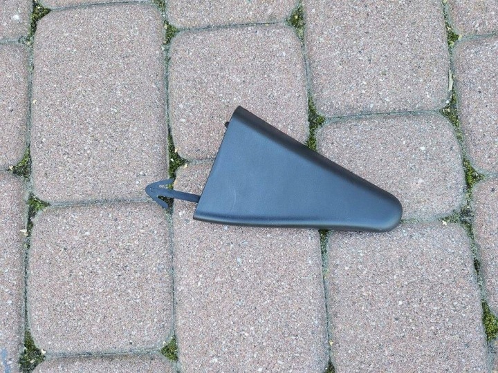 Trojkat zakonczenie boczka PORTA Portiera posteriore tylnych prawych Renault Zoe 822747549R