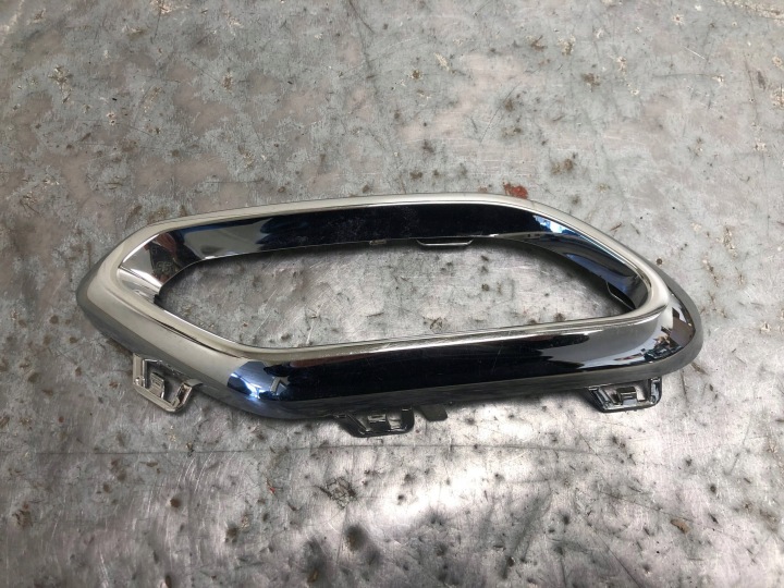 RÁM CHROM koncovka výfuku pravý zadok MERCEDES W254 C254 A2548858400