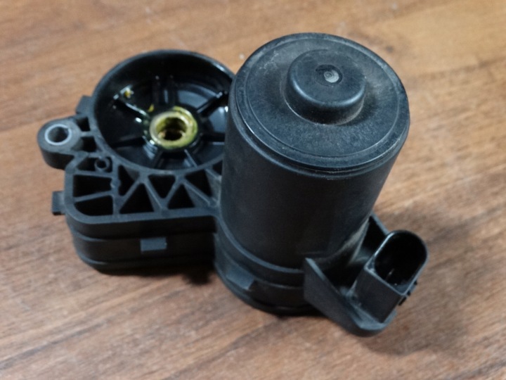 MOTOR ELEKTRISCHE PARKBREMSE LINKS MERCEDES W205 1
