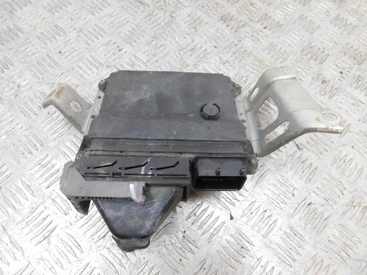BEDIENTEIL DES MOTORS COMPUTER TOYOTA YARIS II 2 1.3 89661-0D311
