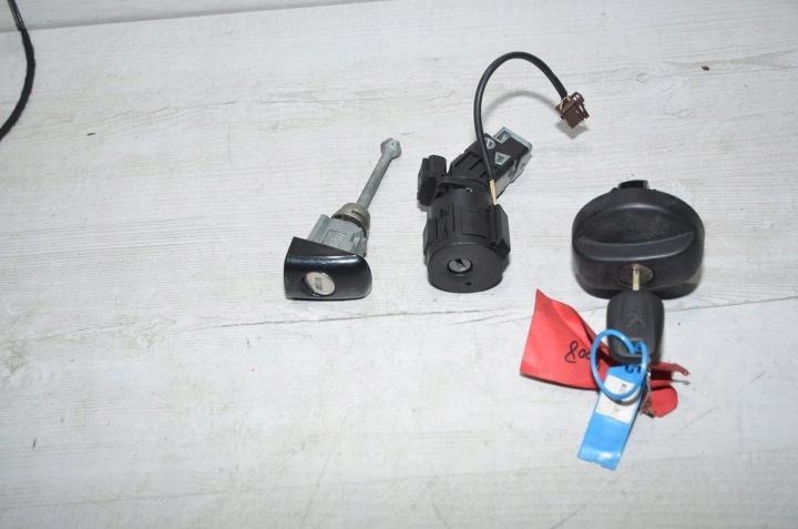 ignition key lock cylinder Peugeot 2008 14r