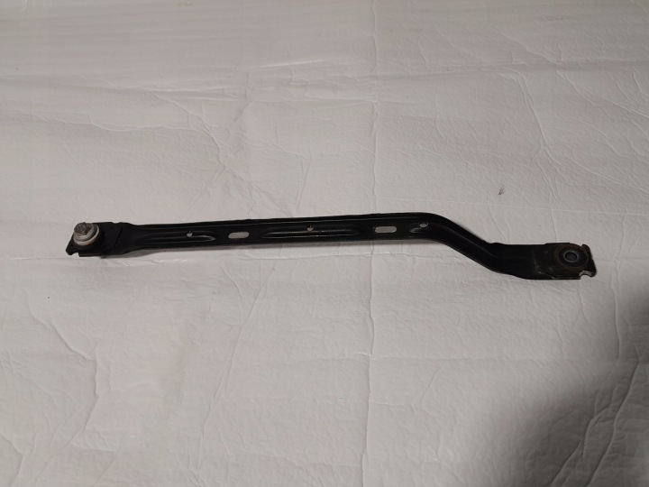 AUDI A4 B9 LIFT OBEJMA MOCUJACA tank 8W0201653