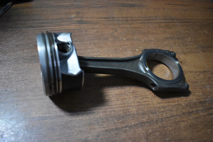 piston connecting rod of the engine cylinder 4-6 DCB DCBE PORSCHE CAYENNE 9Y AUDI Q7 Q8 1