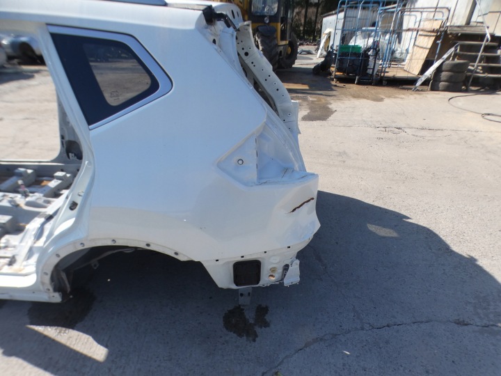 NISSAN X-TRAIL III T32 sárvédö bal far hátsó QAB