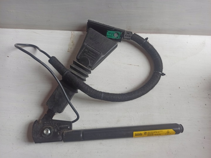 OPEL 24404441 ASTRA G Zapiecie pasow safety