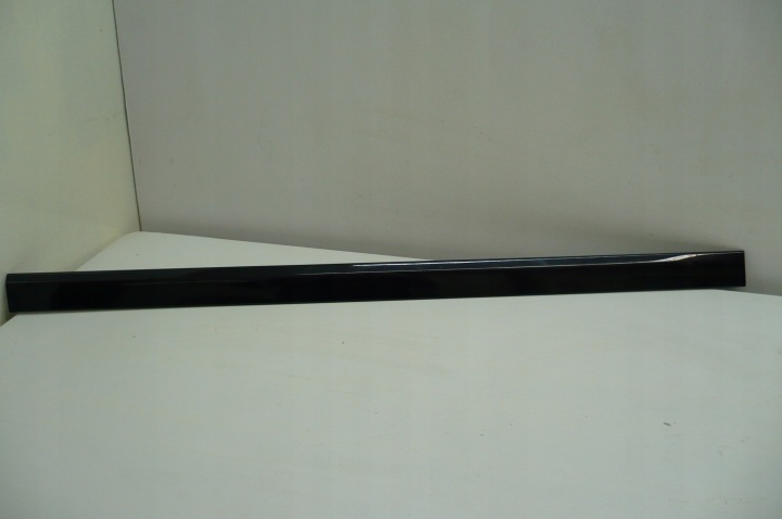 VOLVO S60 V70 XC70 and LIFT 04-10 moulding door right front central