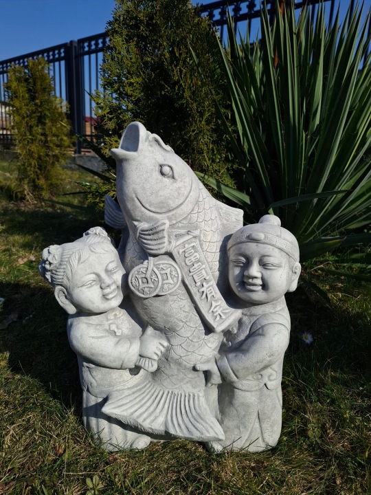Betonová figurka Děti s japonskou rybou Koi, dekorace do zahrady