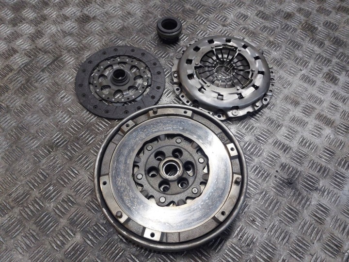 Reifen Rad Schwungrad + Bremsscheibe + Kupplungssatz Kupplungsscheibe + LOZYSKO OPOROWE BMW E91 318i 7560876