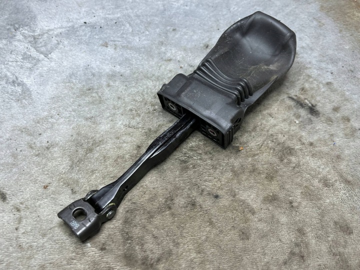 omezovač dveře przednich Audi A5 8W8837249