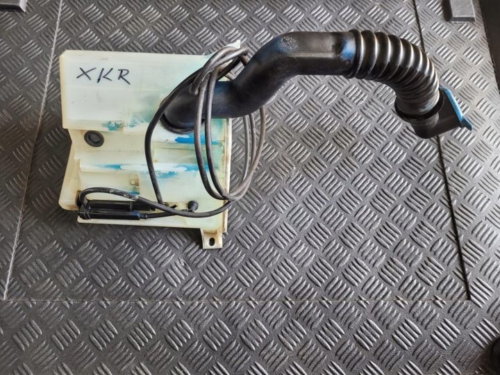 nádržka ostřikovače kompletní JAGUAR XK XK8 XKR X100