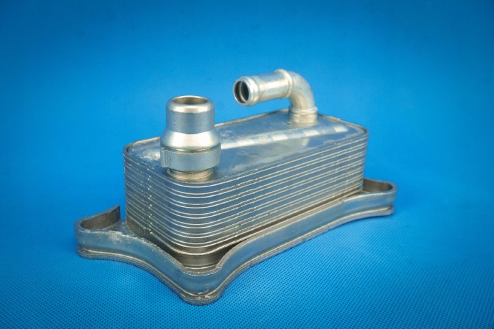 Radiatore olio motore usato Audi S4 S5 A6 A7 A8 06E117021J